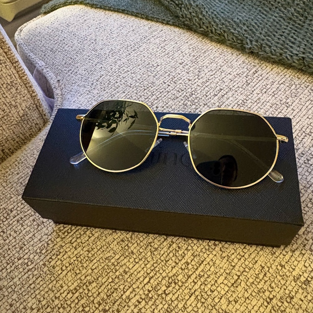 Quince - Classic Round Metal Frame Sunglasses - Gold with Dark Lenses